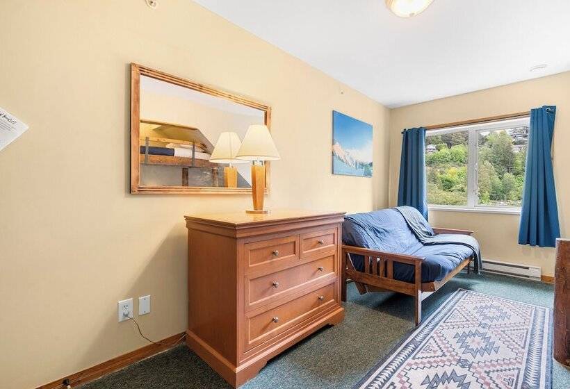 패밀리 룸 공용 욕실, Squamish Adventure Inn