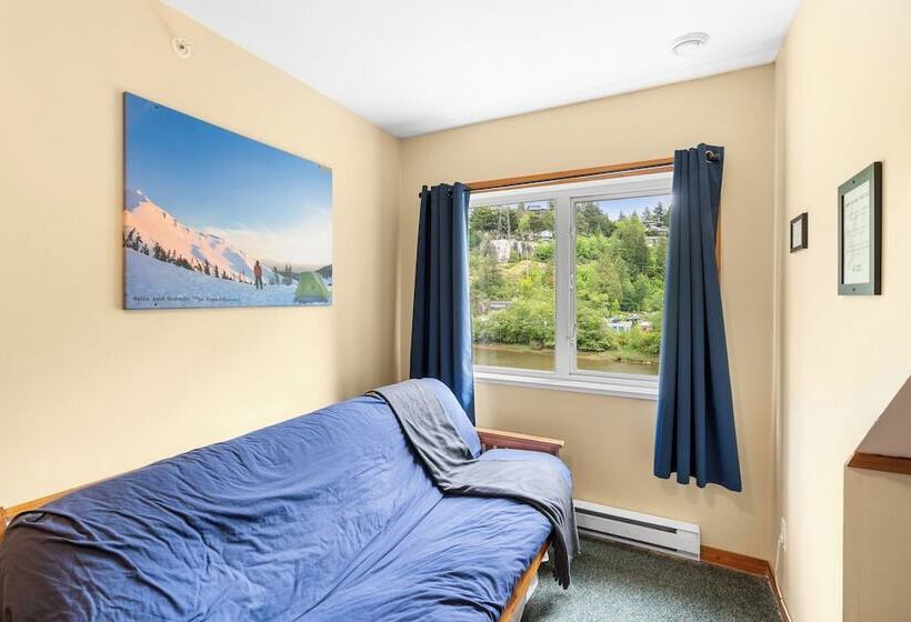 패밀리 룸 공용 욕실, Squamish Adventure Inn