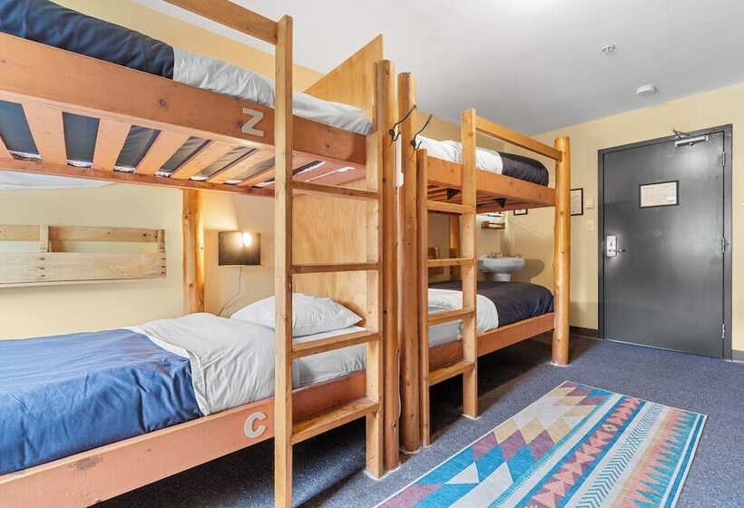 带共用卧室公用房间的床, Squamish Adventure Inn