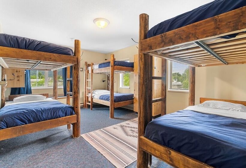 공용 욕실 구비 공동 객실 내의 침대, Squamish Adventure Inn