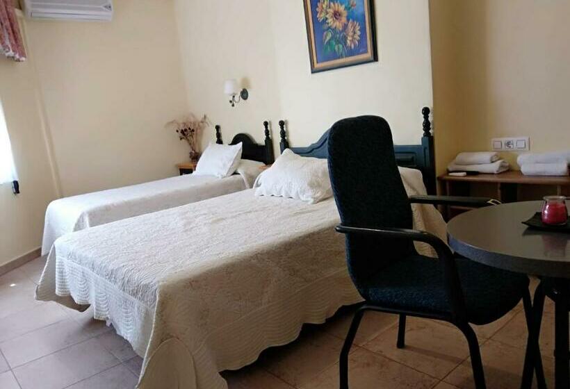 标准三人间, Hostal Almenara