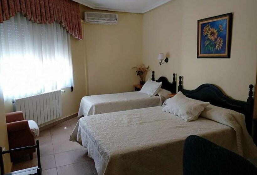 标准三人间, Hostal Almenara