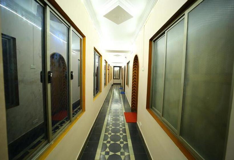 Номер Economy, Shri Swarna S Palace   A Business Class