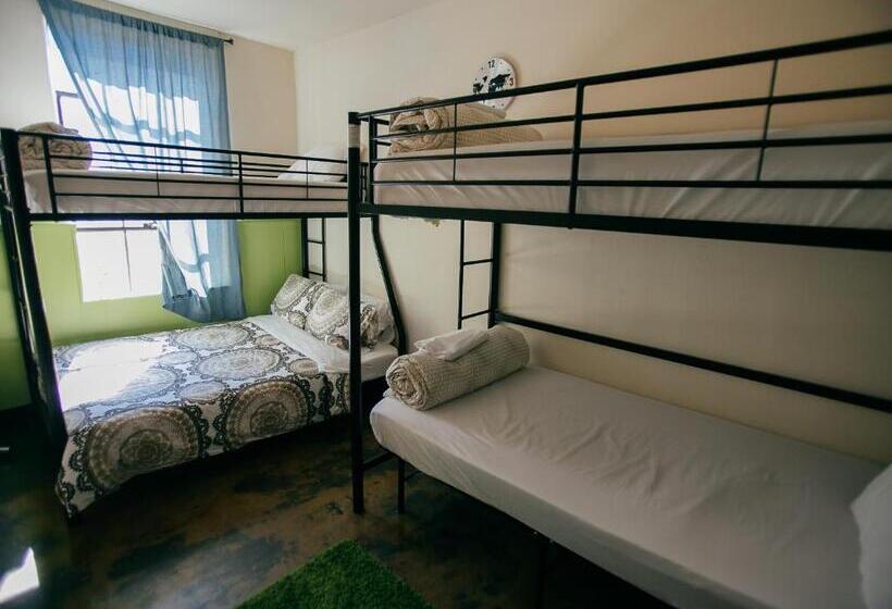 Номер Стандарт Четырехместный Совместный Санузел, Firehouse Hostel