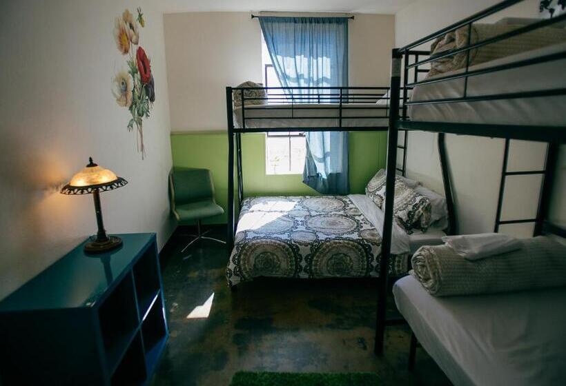 Номер Стандарт Четырехместный Совместный Санузел, Firehouse Hostel