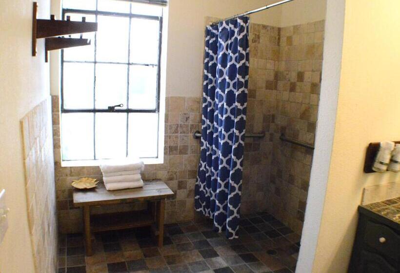 Люкс Повышенной Комфортности, Firehouse Hostel