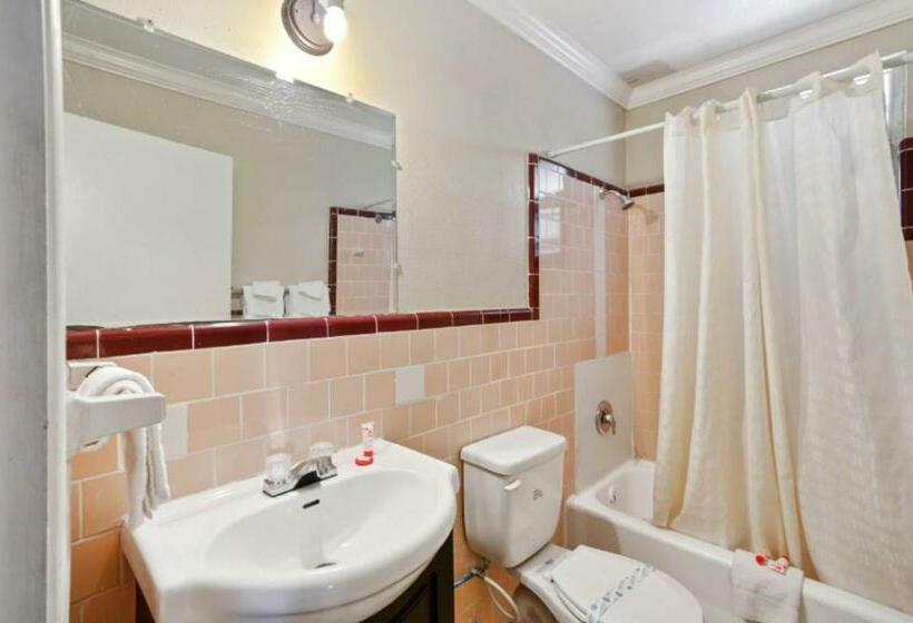 דירת חדר, Esquire Inn