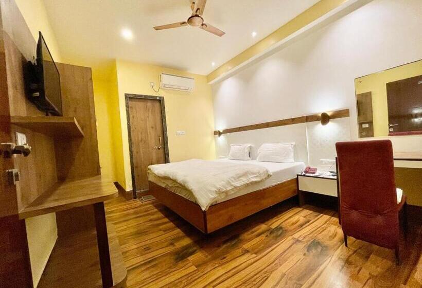 经济型三人房间, P Palace ! Varanasi Fully Air Conditioned Hotel Lift And Parking Availability, Near Kashi Vishwanath