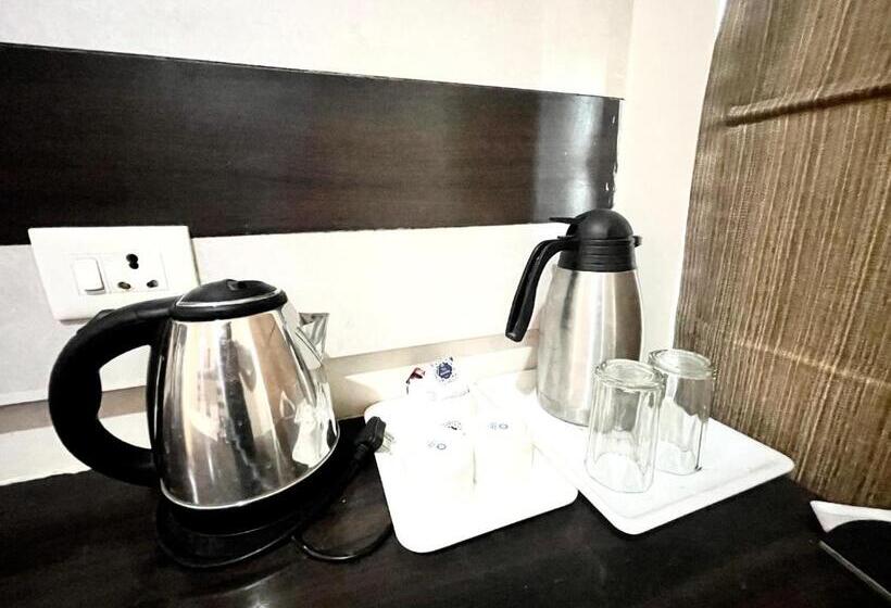 经济房, P Palace ! Varanasi Fully Air Conditioned Hotel Lift And Parking Availability, Near Kashi Vishwanath
