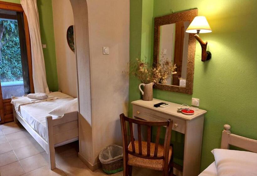 Standard Triple Room with Terrace, Skourgias Rooms