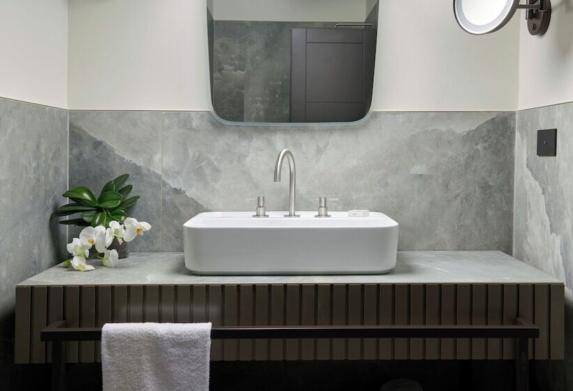 2 Bedrooms Suite Sea View, Maximilian Suites
