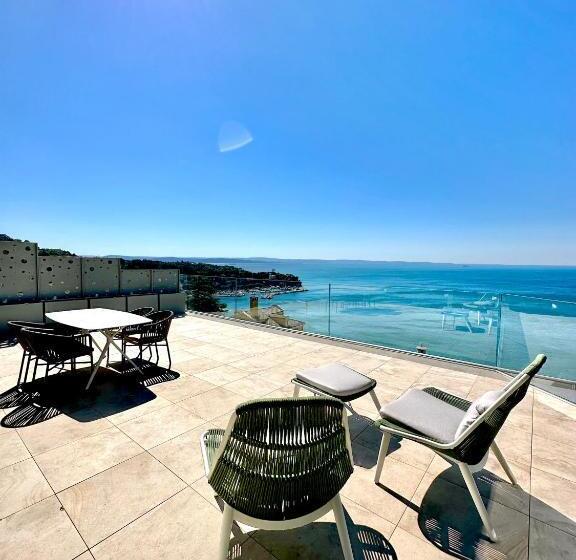 2 Bedrooms Suite Sea View, Maximilian Suites