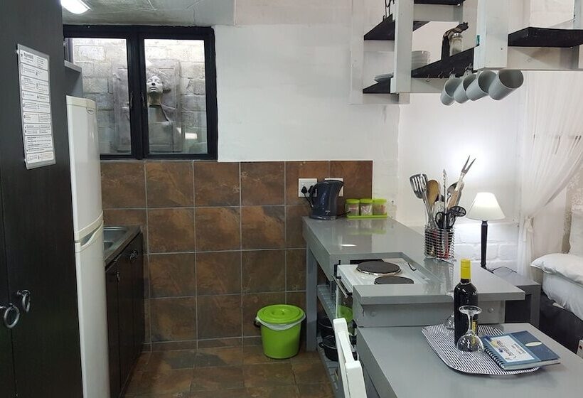 스탠다드 스튜디오, Hornbill House