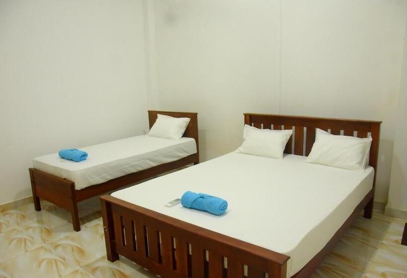اتاق استاندارد سه نفره, Queens Hotel Anuradhapura