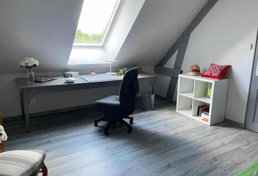 Семейный Номер, évasion Naturelle: Chambre D Hôtes Spacieuse Avec Piscine Et Confort à Montreuil Le Henri   Fr 1 410