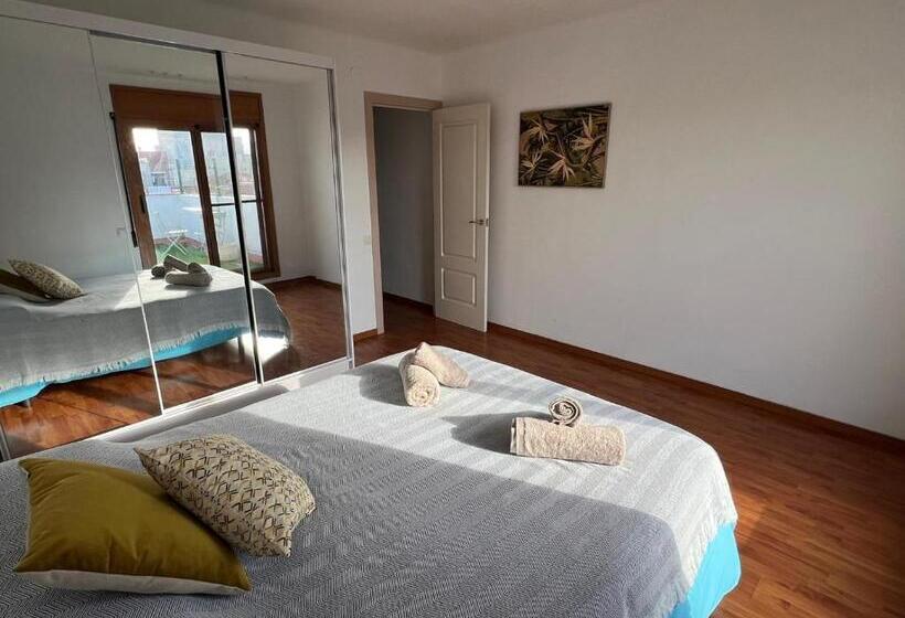 اتاق لوکس با بالکن, Private Double Room In A Shared Penthouse With Patios