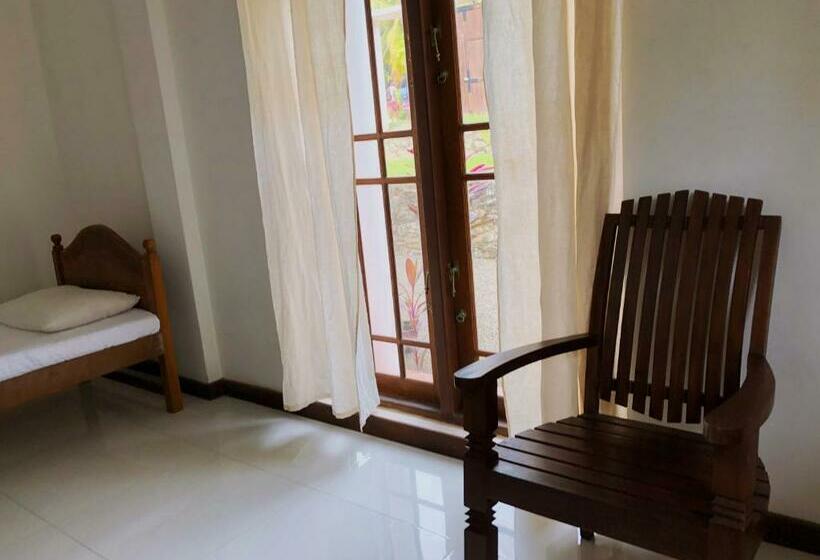 اتاق کلاسیک سه تخته, Sritaly Inn