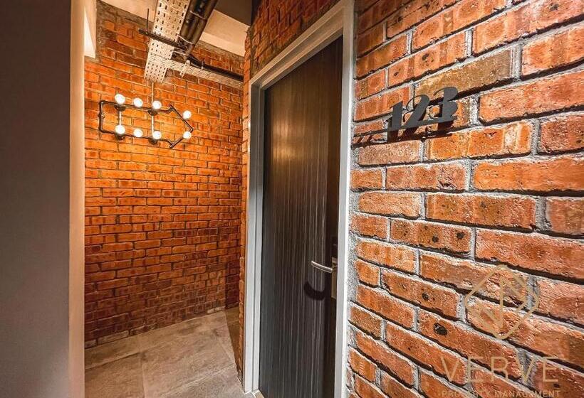 디럭스 룸, Brick Box