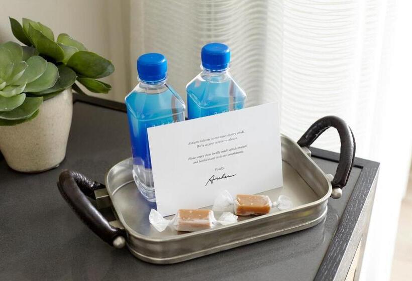 غرفة قياسية مزوَّدة بشُرفة, Archer Hotel Napa