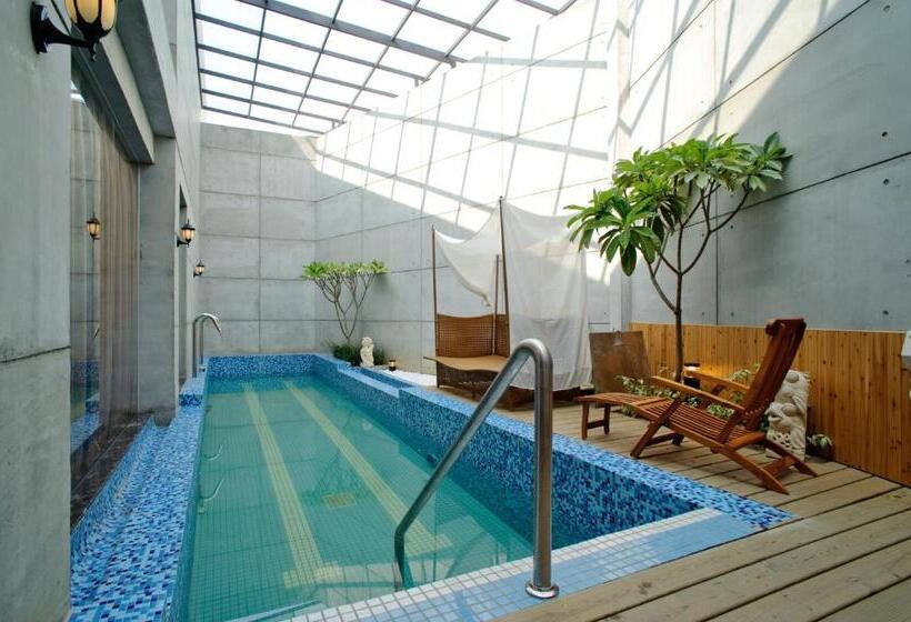 اتاق استاندارد با چشم‌انداز استخر, Zhen 13 Villa Motel