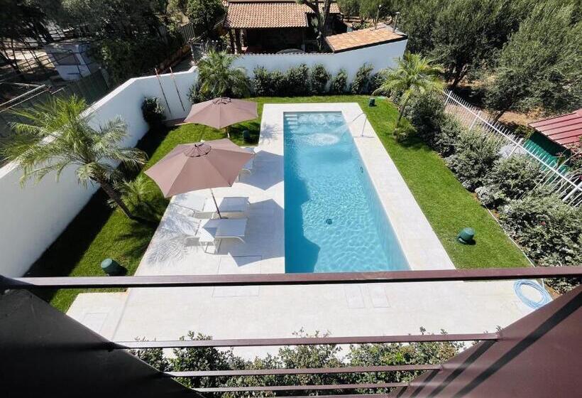 اتاق استاندارد با چشم‌انداز استخر, Marina Boutique Rooms