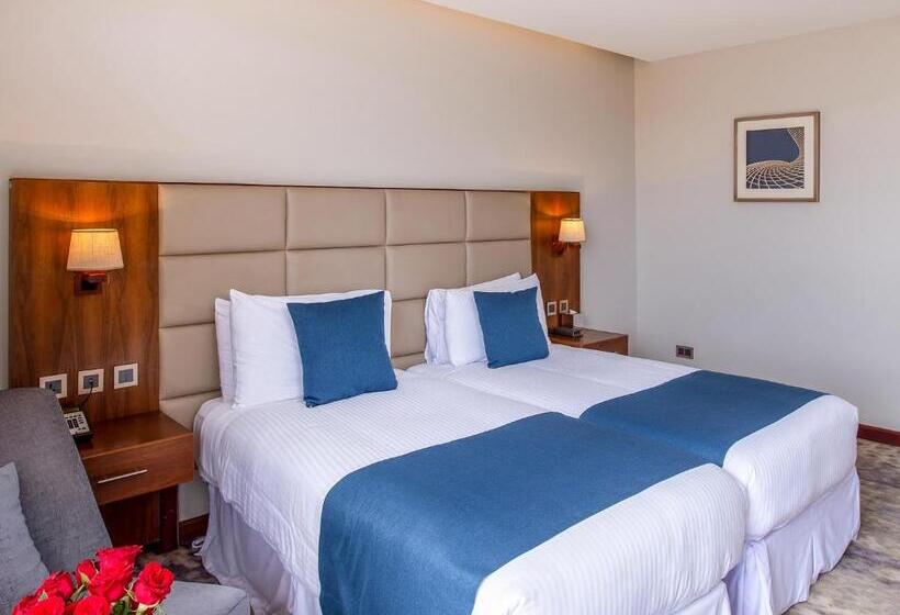 اتاق لوکس با بالکن, Golden Tulip Canaan Kampala