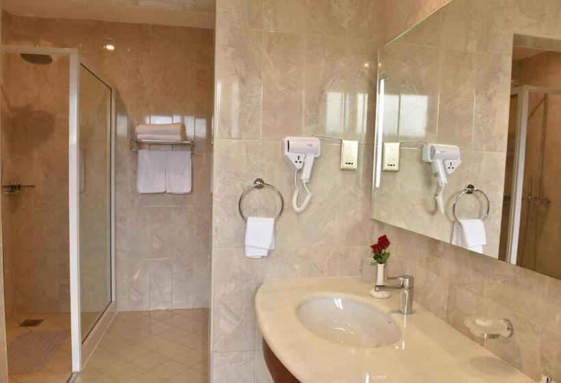 اتاق سوپریور با بالکن, Golden Tulip Canaan Kampala