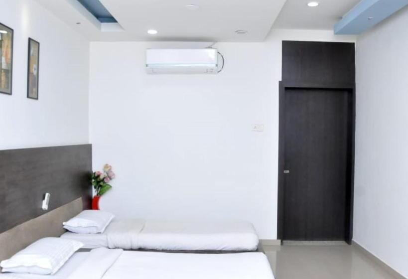Трехместный Номер Базовый, Radhe Palace Morbi