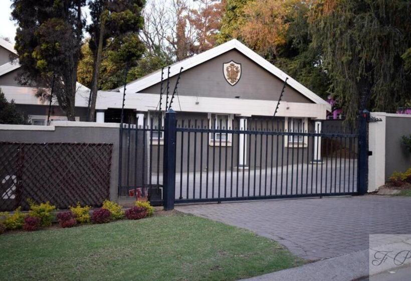 اتاق استاندارد با سرویس بهداشتی مشترک, The Elephant Room At Frederick S Place