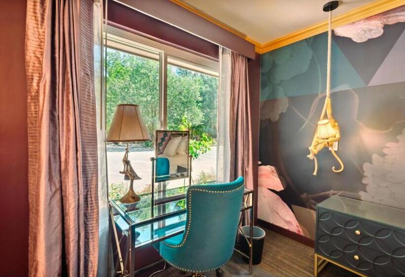 带大床的豪华间, The Fainting Couch Boutique