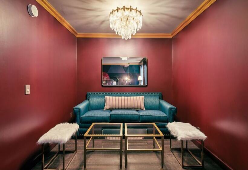 豪华房间, The Fainting Couch Boutique