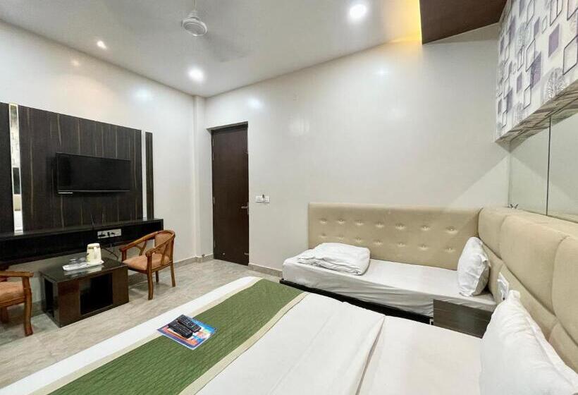 标准三人间, Le Grace ! Haridwar होटल ले ग्रेस, ஹோட்டல் லீ கிரேஸ் Fully Air Conditioned Hotel, Lift Wifi And Park