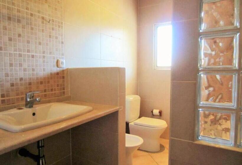 اتاق استاندارد سه تخته با سرویس بهداشتی مشترک, Quinta Shangri La