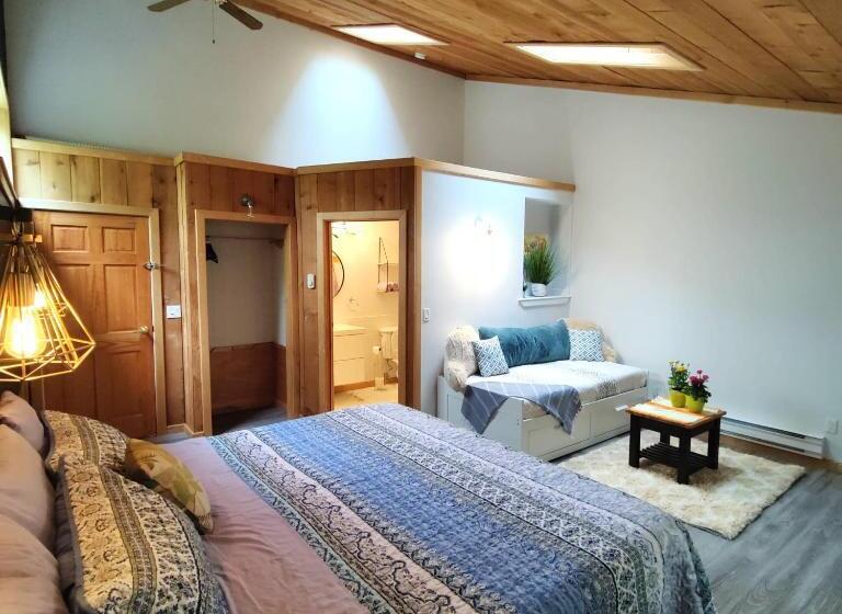 Superior Room with Terrace, Hummingbird Lodge Bnb