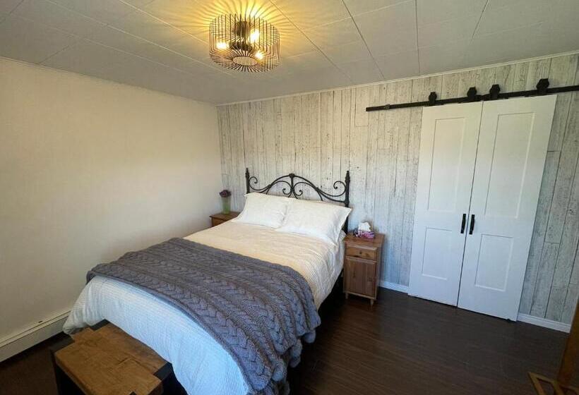 Номер Стандарт Вид на Сад, La Maison Rouge   Bed & Breakfast   La Pocatière