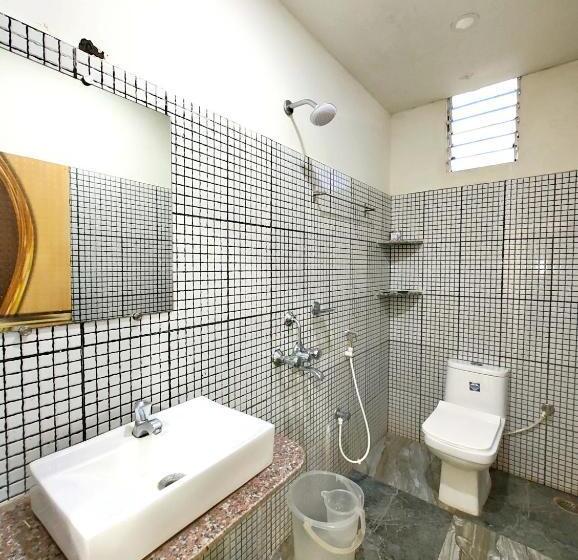 اتاق استاندارد با تخت بزرگ, Goroomgo Hotel Coral Suites Puri   Swimming Pool With Fully Air Conditioned And Spacious Room   Near