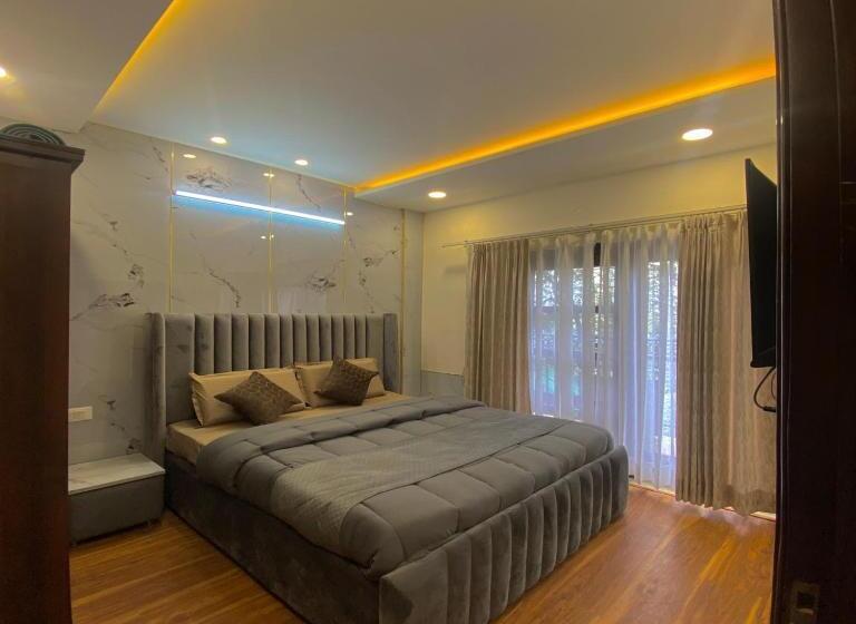 패밀리 스위트, The Pine Retreat - Mall Road Dalhousie