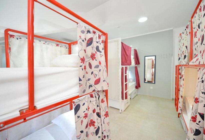 تختخواب در اتاق مشترک, Hostel Pupa
