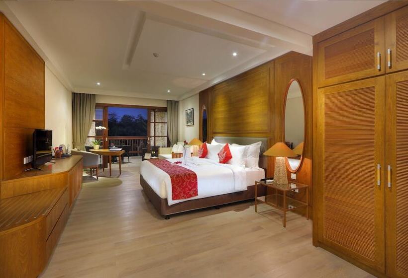 اتاق لوکس با چشم‌انداز استخر, Royal Tulip Springhill Resort Jimbaran