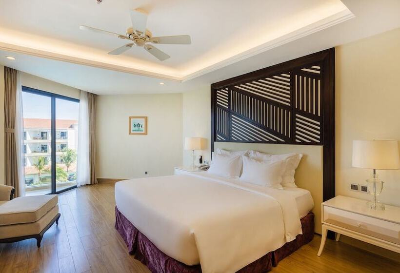 اتاق لوکس با بالکن و چشم‌انداز دریا, Renaissance Hoi An Resort & Spa