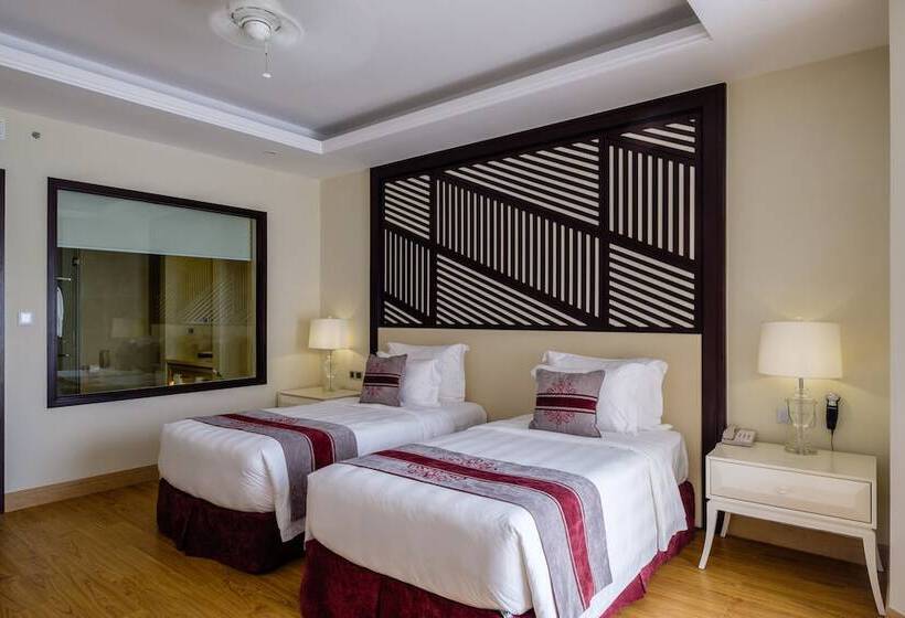 اتاق لوکس با بالکن و چشم‌انداز دریا, Renaissance Hoi An Resort & Spa