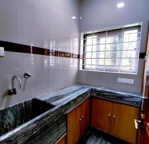 带阳台标准四人间, Gvs Residency