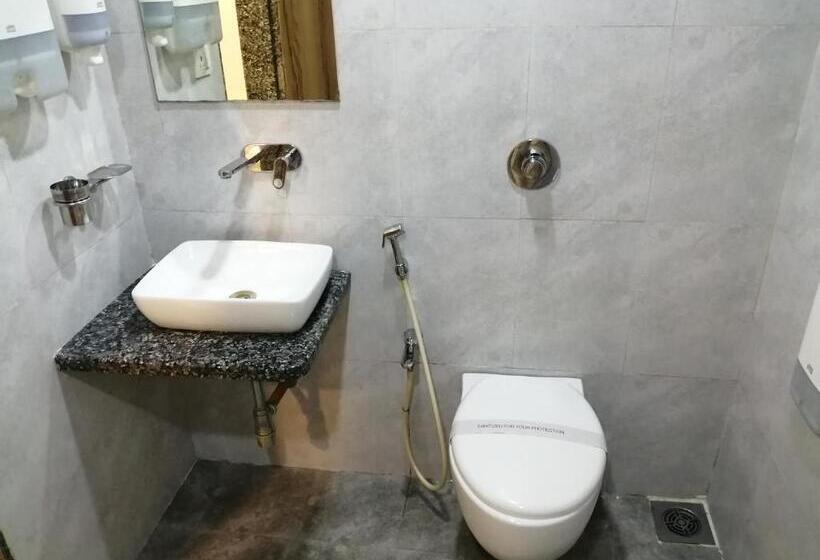 标准三人间, The Pacific Hotel, Vadodara