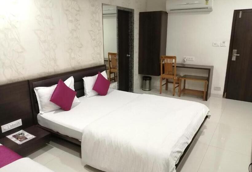 标准三人间, The Pacific Hotel, Vadodara