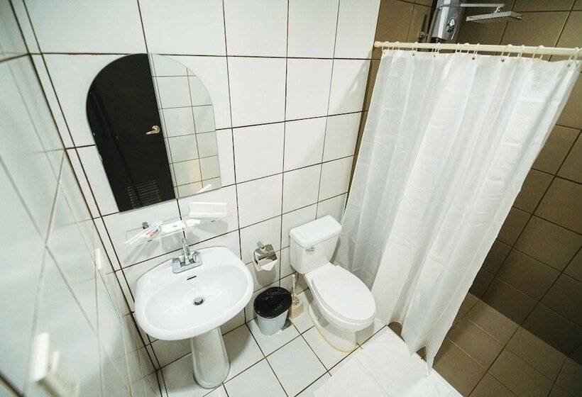اتاق چهار تخته با دستشویی مشترک, Hometown Hotel Makati   Edsa