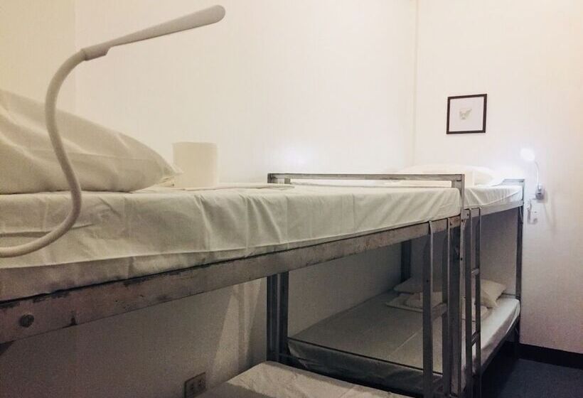 اتاق چهار تخته با دستشویی مشترک, Hometown Hotel Makati   Edsa