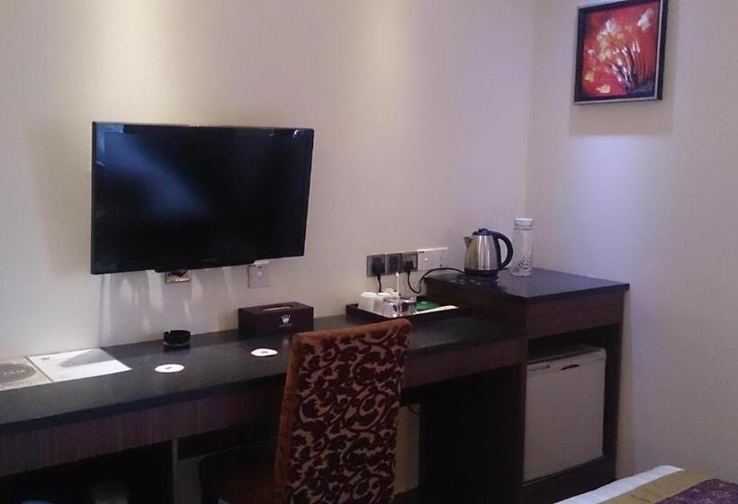 חדר דחוקס עם מיטת קינג, & Apartment Ambassador 3