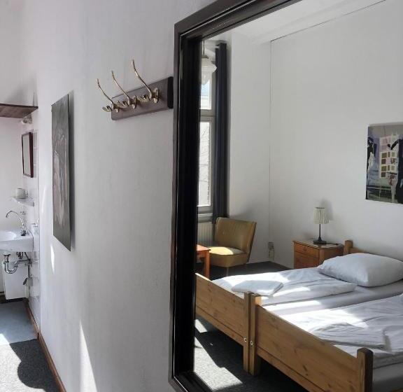 اتاق استاندارد با سرویس بهداشتی مشترک, Die Fabrik   Hostel