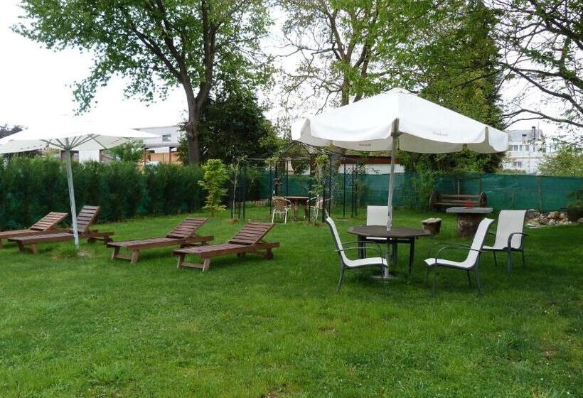 Кровать в Общей Комнате, Pensión Albergue A Pedra