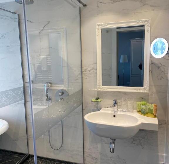 اتاق لوکس با بالکن و چشم‌انداز دریا, Residence Promenade